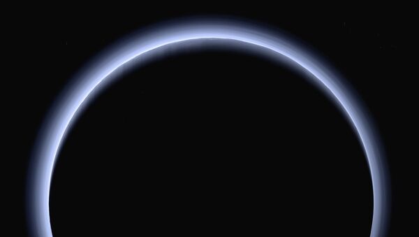 Плутон в лучах Солнцаنشرت وكالة ناسا صورة (التقطت في مارس/ آذار) لكوكب بلوتو على خلفية مضاءة من قبل أشعة الشمس، وذلك حينما كانت تعبر المركبة الفضائية نيو هورايزونس (New Horizons) على بعد 200 ألف كلم من الكوكب. وفي يوم الجمعة، 7 أبريل/ نيسان 2017، سوف تصل المركبة الفضائية نصف الطريق بينها وبين الكوكب بحيث تصل إلى. - سبوتنيك عربي