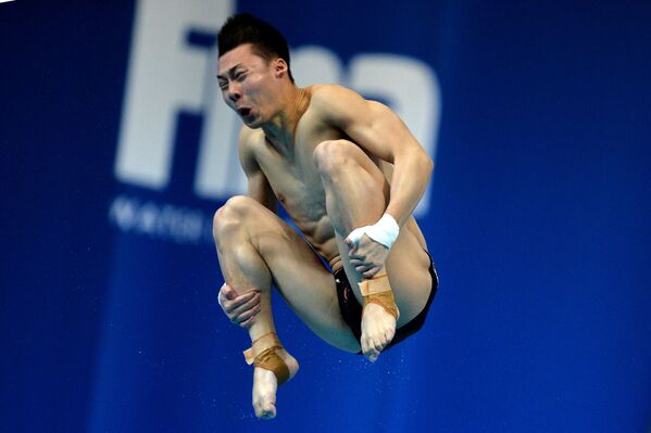 الرياضي الصيني آيسين تشين خلال نهائي بطولة فينا للقفز من مسافة 10 متر للرجال، قازان - سبوتنيك عربي