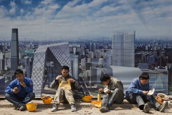 عمال بناء خلال وقت الاستراحة في بكين، الصين 6 أبريل/ نيسان 2017 - سبوتنيك عربي