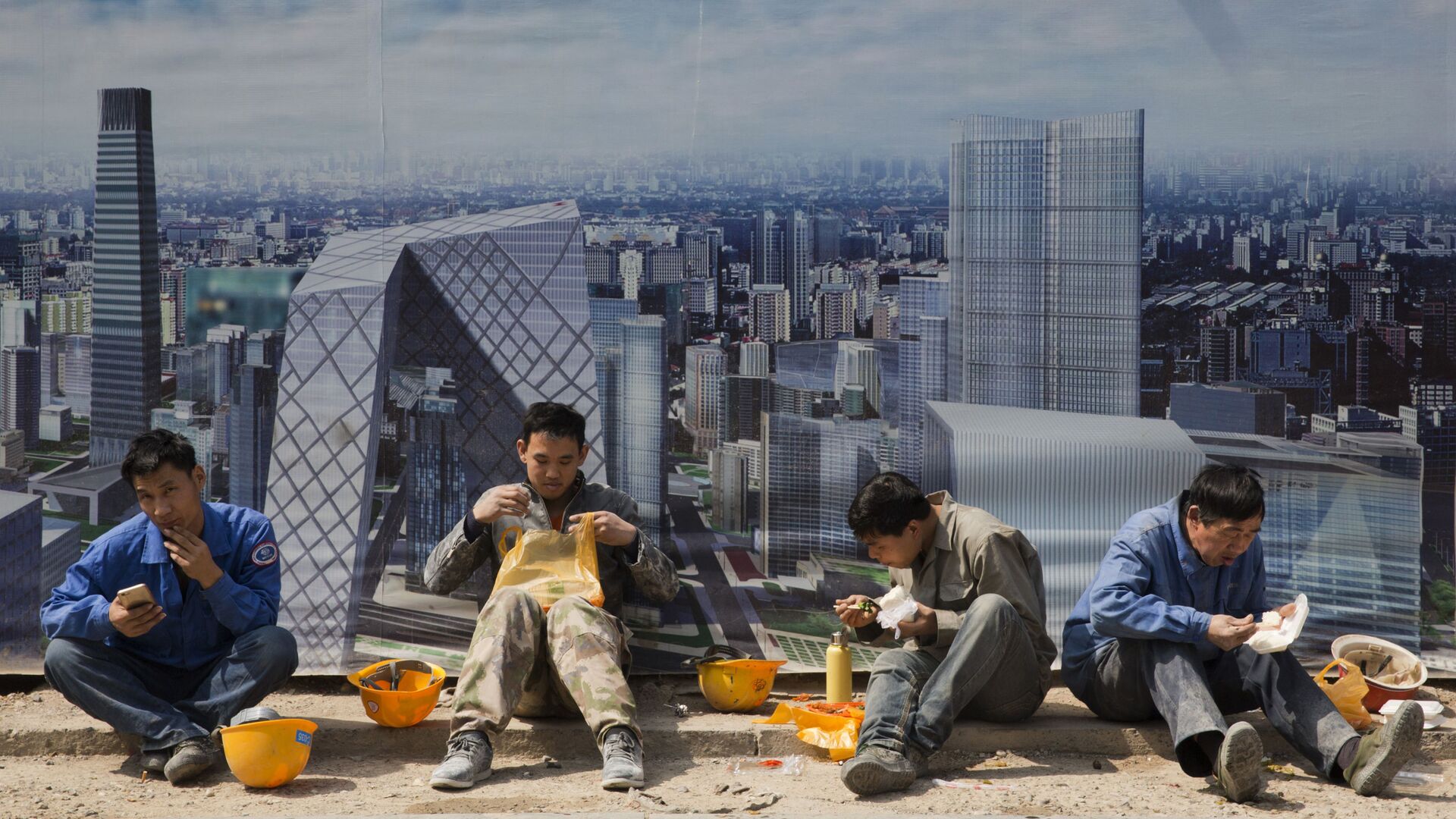 عمال بناء خلال وقت الاستراحة في بكين، الصين 6 أبريل/ نيسان 2017 - سبوتنيك عربي, 1920, 22.09.2021