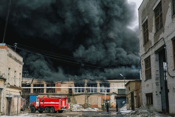 عناصر الطوارئ الروسية خلال إطفاء الحريق الذي نشب إثر إنفجار في عمارة في إفانوفا - سبوتنيك عربي