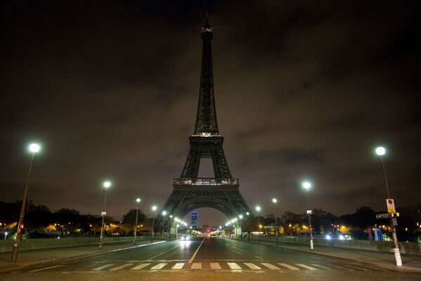 مشهد يطل على برج إيفل في باريس، والذي تم إطفاء إضاءته لإحياء ذكرى ضحايا عملية تفجير مترو في مدينة سان بطرسبورغ، فرنسا - سبوتنيك عربي