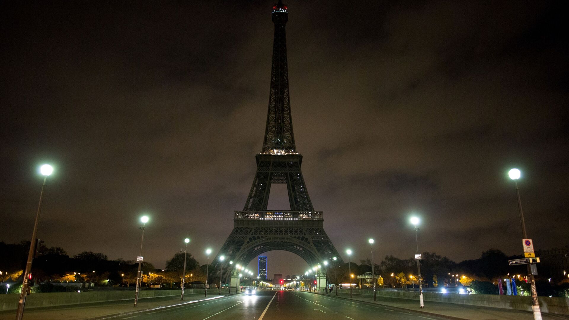 مشهد يطل على برج إيفل في باريس، والذي تم إطفاء إضاءته لإحياء ذكرى ضحايا عملية تفجير مترو في مدينة سان بطرسبورغ، فرنسا - سبوتنيك عربي, 1920, 20.07.2022