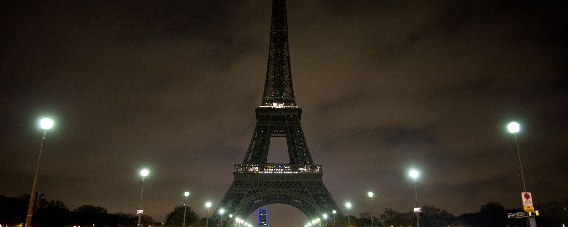 مشهد يطل على برج إيفل في باريس، والذي تم إطفاء إضاءته لإحياء ذكرى ضحايا عملية تفجير مترو في مدينة سان بطرسبورغ، فرنسا - سبوتنيك عربي, 1920, 20.07.2022