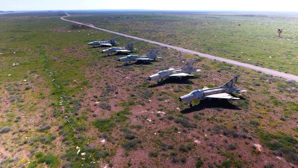 الطائرات السورية التي تبقت بعد القصف الأمريكي على القاعدة الجوية السورية الشعيرات في سوريا - سبوتنيك عربي