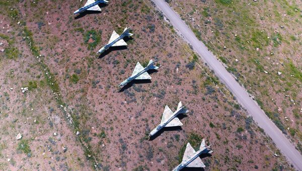 الطائرات السورية التي تبقت بعد القصف الأمريكي على القاعدة الجوية السورية الشعيرات في سوريا (ميغ-21) - سبوتنيك عربي