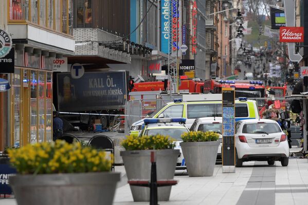 شاحنة تدهس مجموعة من المارة في شارع بوسط ستوكهولم في السويد - سبوتنيك عربي