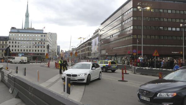 شاحنة تدهس مجموعة من المارة في شارع بوسط ستوكهولم في السويد - سبوتنيك عربي