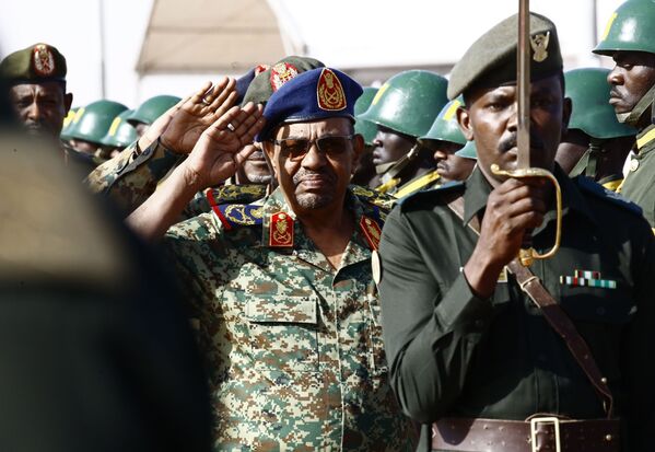 الرئيس السوداني عمر البشير يحضر المناورات السودانية السعودية - سبوتنيك عربي