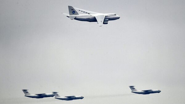 طائرات النقل البعيد أ.ان.-124-100 (روسلان)، وطائرات إيل-76 (إيليوشين —76) خلال التدريبات العسكرية الجوية - سبوتنيك عربي