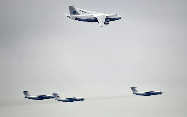 طائرات النقل البعيد أ.ان.-124-100 (روسلان)، وطائرات إيل-76 (إيليوشين —76) خلال التدريبات العسكرية الجوية - سبوتنيك عربي