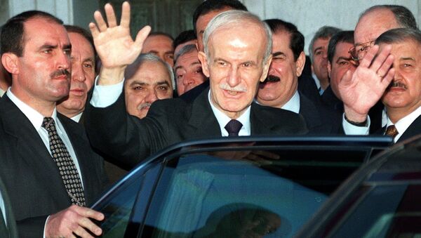 Syrian president Hafez al-Assad salutes people after attending Eid Al-Adha, or feast of sacrifice, prayers 27 March 1999 in Damascus - سبوتنيك عربي