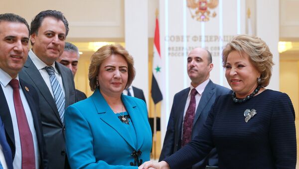 رئيسة مجلس الاتحاد الروسي فالينتينا ماتفيينكو تجري لقاء مع رئيسة مجلس الشعب السوري هدية عباس - سبوتنيك عربي