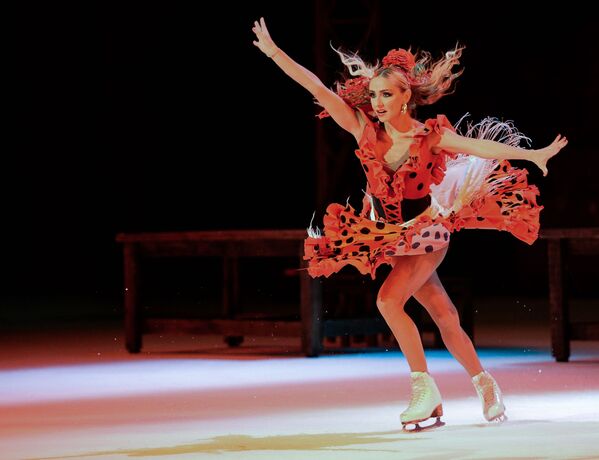 الرياضية الروسية تاتيانا نافكا، خلال أدائها لمسرحية كارمين على الجليد في لوجنيكي - سبوتنيك عربي
