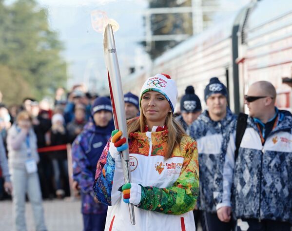 صورة إعلانية للرياضية الروسية تاتيانا نافكا تشارك في فعالية حمل الشعلة الأولمبية في مدينة سوتشي - سبوتنيك عربي
