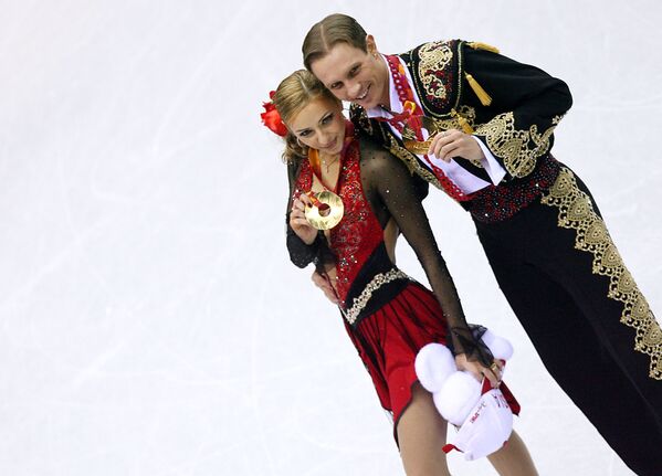 الرياضية الروسية تاتيانا نافكا وشريكها رومان كوستوماروف فازوا بالمرتبة الأولى والميداليات الذهبية في بطولة أولمبياد الشتاء للتزلج على الجليد عام 2006 في تورين، إيطاليا 20 فبراير/ شباط 2006، - سبوتنيك عربي