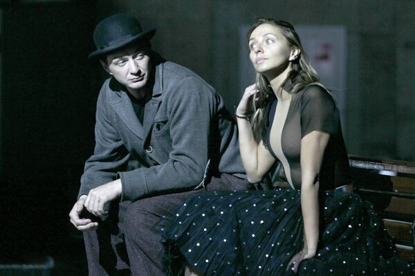 الرياضية الروسية تاتيانا نافكا والممثل الروسي مارات باشاروف خلال أداء عرض مسرحي على الجليد - سبوتنيك عربي