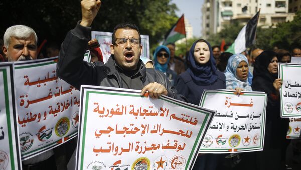 احتجاجات المواطنين الفلسطينيين ضد اقتطاع الرواتب في مدينة غزة، قطاع غزة، فلسطين 11 أبريل/ نيسان 2017 - سبوتنيك عربي