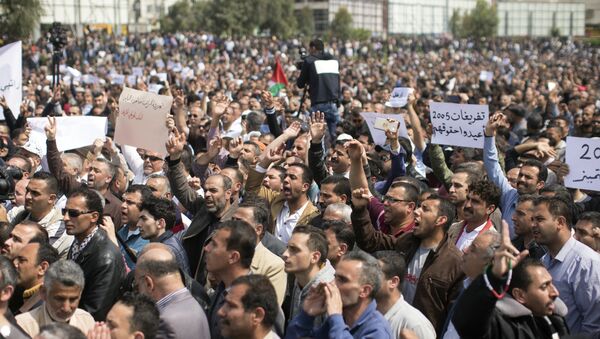 احتجاجات المواطنين الفلسطينيين ضد اقتطاع الرواتب في مدينة غزة، قطاع غزة، فلسطين 8 أبريل/ نيسان 2017 - سبوتنيك عربي