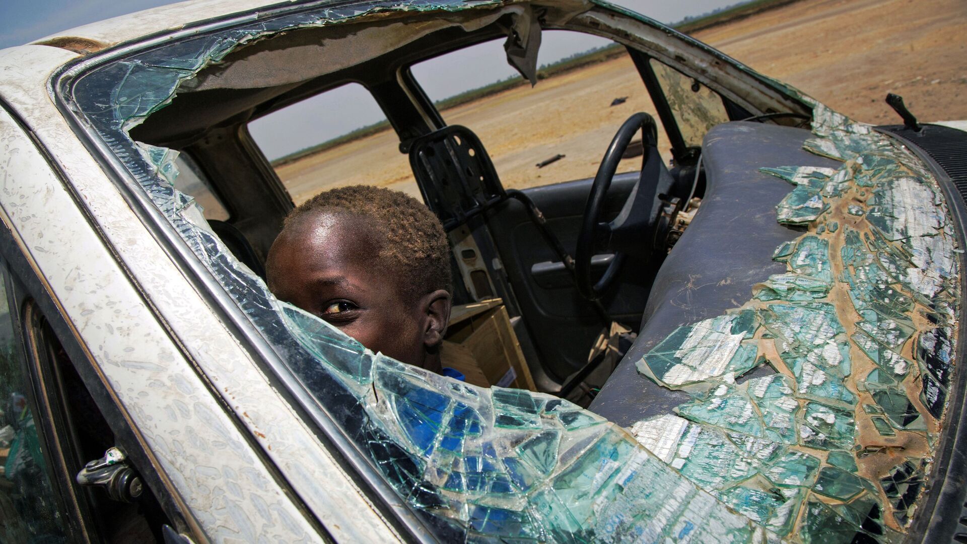 طفل داخل سيارة محطمة نتيجة اشتباكات دارت القوات المسلحة في جنوب السودان، 11 أبريل/ نيسان 2017 - سبوتنيك عربي, 1920, 17.07.2022