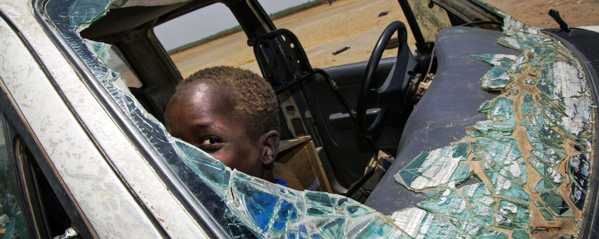 طفل داخل سيارة محطمة نتيجة اشتباكات دارت القوات المسلحة في جنوب السودان، 11 أبريل/ نيسان 2017 - سبوتنيك عربي, 1920, 11.01.2023