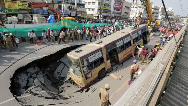 فريق الإنقاذ يقوم بإخراج الركاب من حافلة تعرضت لحادث طريق في تشيناي، الهند 9 أبريل/ نيسان 2017 - سبوتنيك عربي