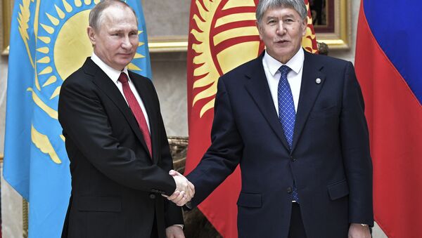 الرئيس الروسي فلاديمير بوتين ونظيره القيرغيزستاني ألمازبيك أتامباييف - سبوتنيك عربي