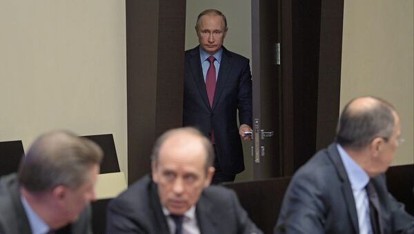 الرئيس الروسي فلاديمير بوتين لدى دخوله قاعة اجتماع مجلس الأمن الفيدرالي - سبوتنيك عربي