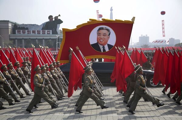 العرض العسكري بمناسبة الذكرى الـ 105 لمولد الزعيم الكوري كيم كم إل سونغ في بيونغ بيانغ ، كوريا الشمالية 15 أبريل/ نيسان 2017 - سبوتنيك عربي