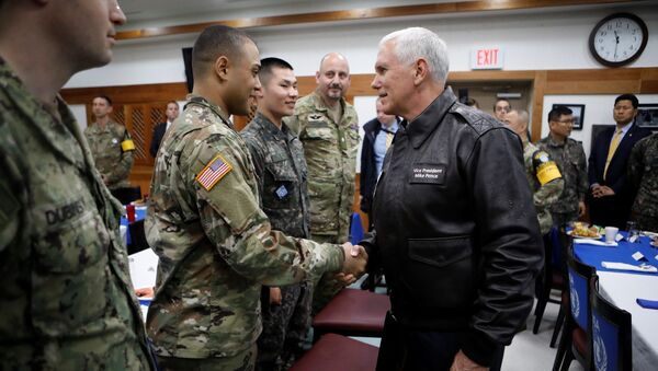 زيارة نائب الرئيس الأمريكي مايك بنس إلى قاعدة عسكرية أمريكية في كوريا الجنوبية، التي تقع بجوار الحدود منزوعة السلاح مع كوريا الشمالية - سبوتنيك عربي