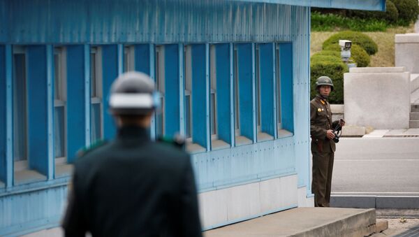 زيارة نائب الرئيس الأمريكي مايك بنس إلى قاعدة عسكرية أمريكية في كوريا الجنوبية، التي تقع بجوار الحدود منزوعة السلاح مع كوريا الشمالية - سبوتنيك عربي