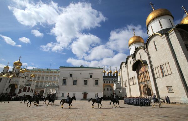 جنود فوج الحرس الرئاسي خلال أول عرض لهم لهذا العام في ساحة كاتدرائية الكرملين في موسكو - سبوتنيك عربي