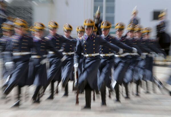 جنود فوج الحرس الرئاسي خلال أول عرض لهم لهذا العام في ساحة كاتدرائية الكرملين في موسكو - سبوتنيك عربي