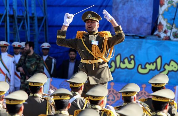العرض العسكري بمناسبة يوم الجيش في طهران، إيران 18 أبريل/ نيسان 2017 - سبوتنيك عربي