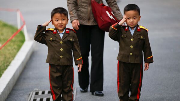 أطفال يؤدون التحية العسكرية في كوريا الشمالية - سبوتنيك عربي