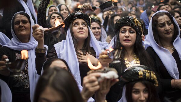 الإيزيديون في العراق يحتفلون بعيد رأس السنة الإيزيدية في معبد لالش بالقرب من دهوك (430 كلم شمال غرب بغداد)، العراق 18 أبريل/ نيسان 2017 - سبوتنيك عربي