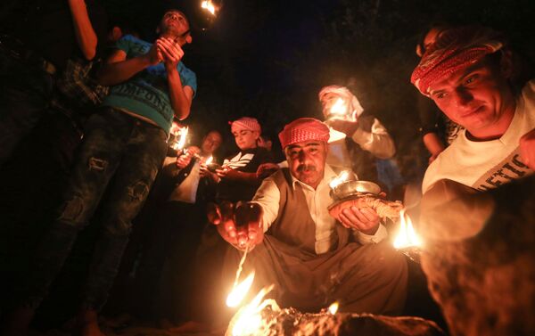 الإيزيديون في العراق يحتفلون بعيد رأس السنة الإيزيدية في معبد لالش بالقرب من دهوك (430 كلم شمال غرب بغداد)، العراق 18 أبريل/ نيسان 2017 - سبوتنيك عربي