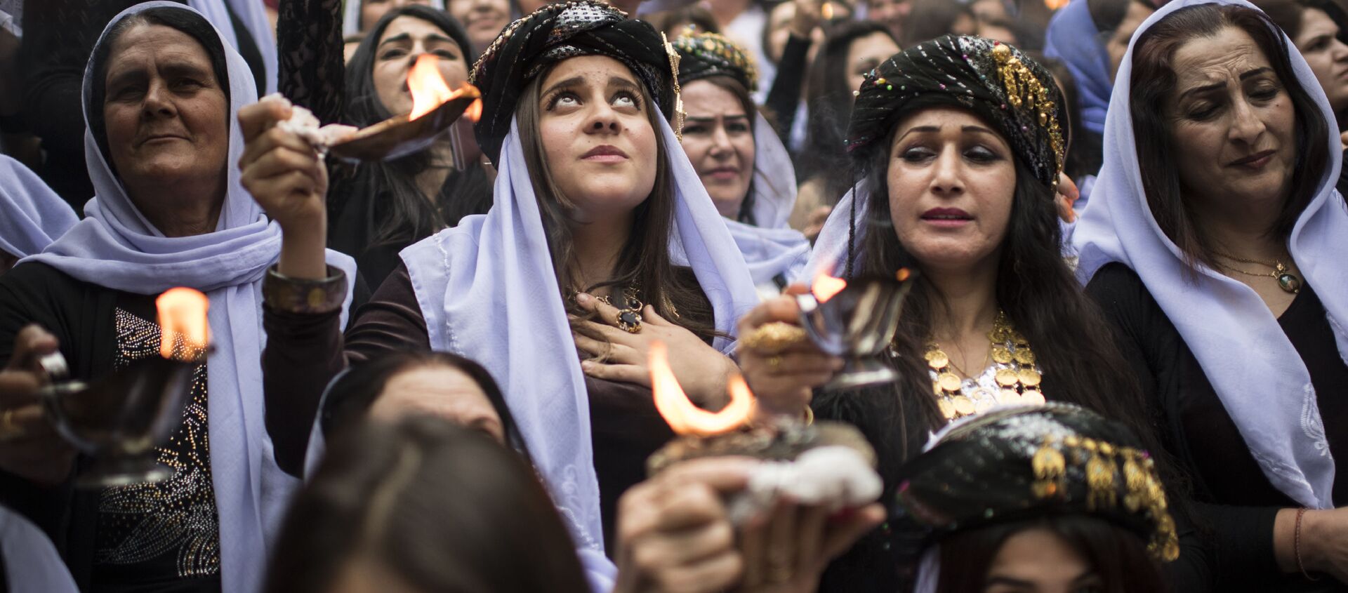 الإيزيديون في العراق يحتفلون بعيد رأس السنة الإيزيدية في معبد لالش بالقرب من دهوك (430 كلم شمال غرب بغداد)، العراق 18 أبريل/ نيسان 2017 - سبوتنيك عربي, 1920, 31.10.2020