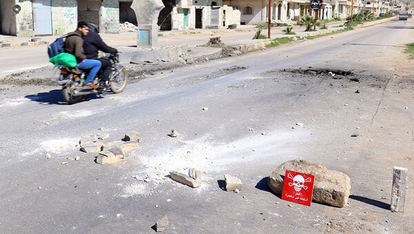 حفرة بسبب سقوط صاروخ في خان شيخون - سبوتنيك عربي