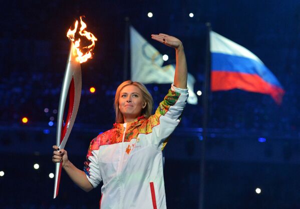 لاعبة التنس الروسية ماريا شارابوفا خلال تحمل الشعلة الأولمبية أثناء مراسم افتتاح الألعاب الأولمبية الشتوية في مدينة سوتشي، روسيا - سبوتنيك عربي