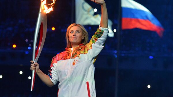 لاعبة التنس الروسية ماريا شارابوفا خلال تحمل الشعلة الأولمبية أثناء مراسم افتتاح الألعاب الأولمبية الشتوية في مدينة سوتشي، روسيا - سبوتنيك عربي