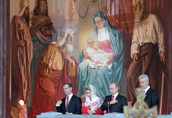 الرئيس الروسي فلاديمير بوتين، ورئيس الوزراء الروسي دميتري مدفيديف وزوجته سفيتلانا مدفيديفا، ومحافظ موسكو سيرغي سوبيانين، أثناء مراسم الاحتفال بعيد الفصح المجيد في كتدرائية المسيح المخلص في موسكو، روسيا 15 أبريل/ نيسان 2017 - سبوتنيك عربي