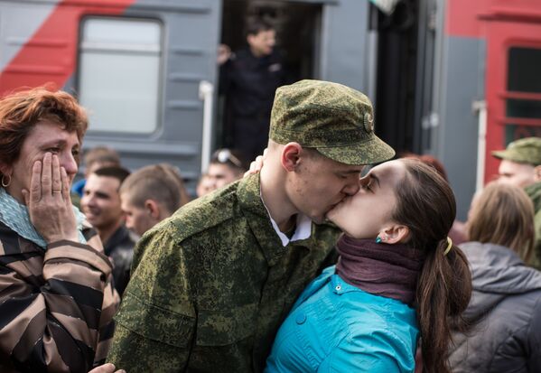 مجند روسي يودع فتاته في محطة القطار في أومسك، روسيا - سبوتنيك عربي