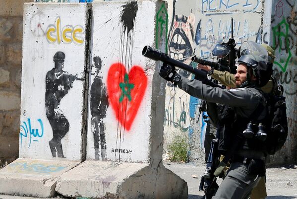 الجنود الإسرائيليون خلال اشتباكات مع المتظاهرين الفلسطينيين عقب احتجاج تضامني مع الأسرى الفلسطينيين في مدينة بيت لحم، الضفة الغربية 17 أبريل/ نيسان 2017 - سبوتنيك عربي