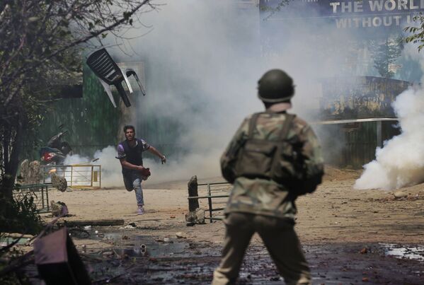 طالب كشميري يقذف بكرسي تجاه الشرطة الهندية في سرينجار، وهي منظقة واقعة تحت سيطرة الهند، 17 أبريل/ نيسان 2017 - سبوتنيك عربي