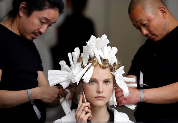 عارضة أزياء أثناء التحضير لعرض أزياء كريستيان ديور (Christian Dior) في طوكيو، اليابان 19 أبريل/ نيسان 2017 - سبوتنيك عربي