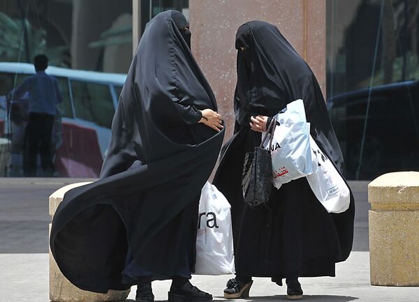 النساء السعوديات أمام مركز تجاري في الرياض النساء السعوديات أمام مركز تجاري في الرياض - سبوتنيك عربي