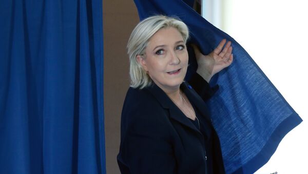 المرشحة مارين لوبان تدلي بصوتها في الجولة الأولى للانتخابات الفرنسية - سبوتنيك عربي