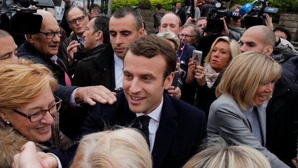 إيمانويل ماكرون بعد الإدلاء بصوته في الانتخابات الفرنسية - سبوتنيك عربي