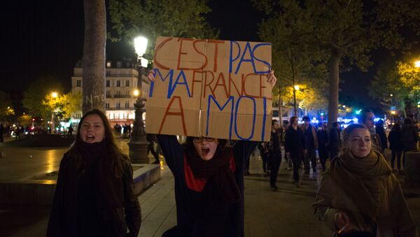 احتجاجات الفرنسيين على نتائج الدورة الأولى من الانتخابات الرئاسية الفرنسية في باريس، فرنسا - سبوتنيك عربي